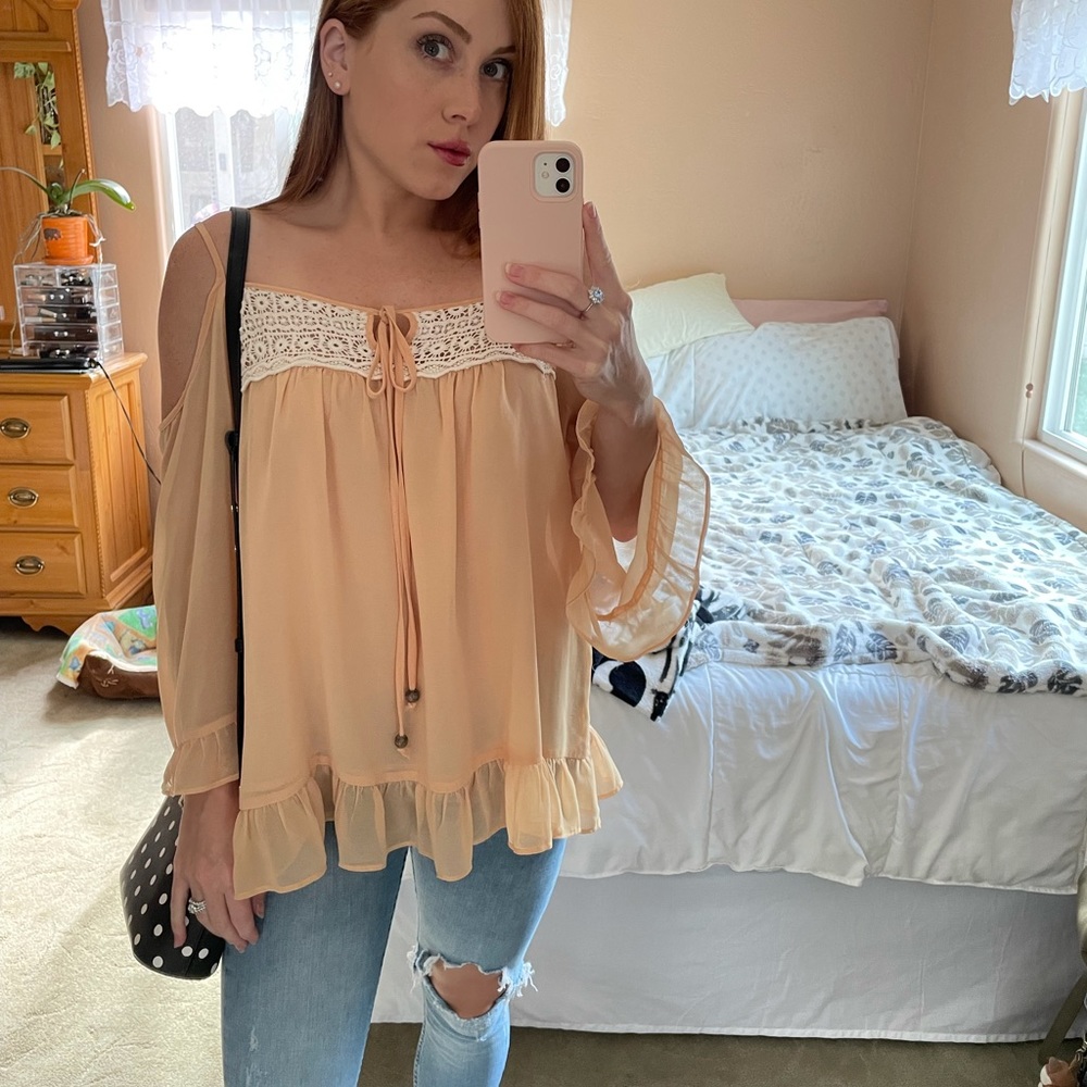 Cold-shoulder flowy top